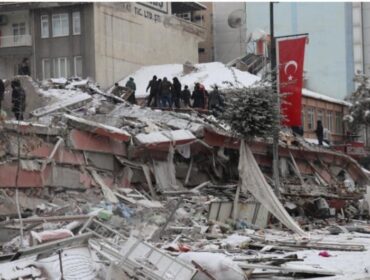 International: Un violent séisme fait plus de 600 morts en Turquie et en Syrie